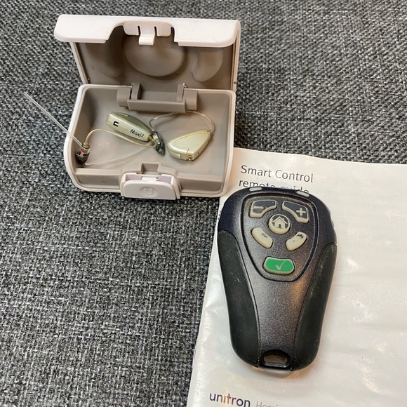 Unitron Moxi 2 16 RIC Hearing Aids with Remote - Picture 2 of 4